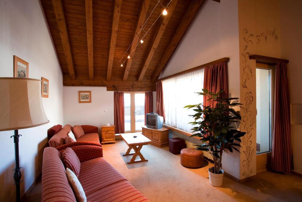 Ferienwohnungen Seraina Sils im Engadin Zimmer foto