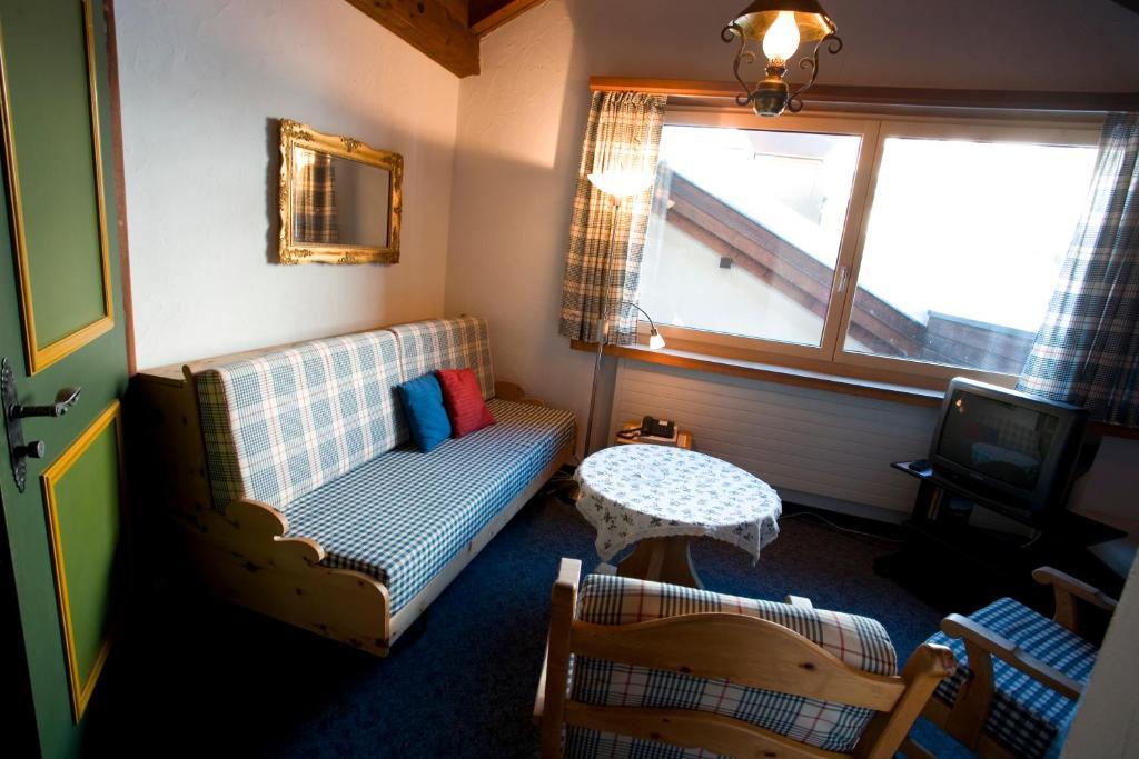 Ferienwohnungen Seraina Sils im Engadin Zimmer foto