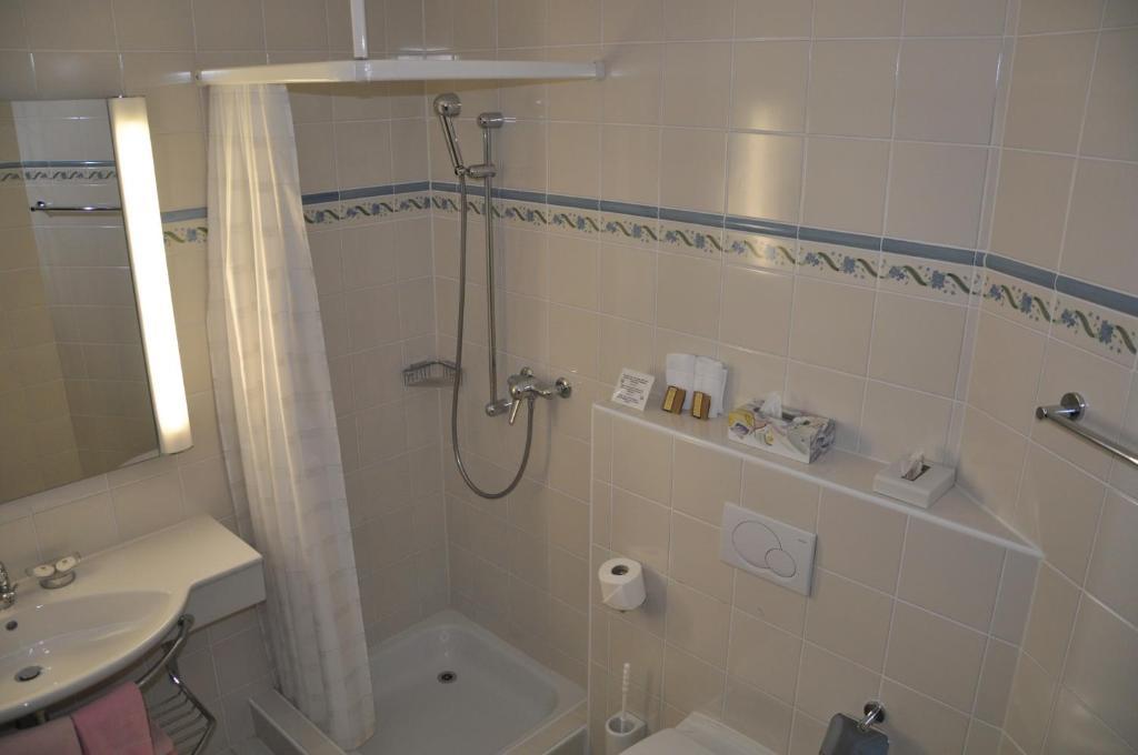 Ferienwohnungen Seraina Sils im Engadin Zimmer foto