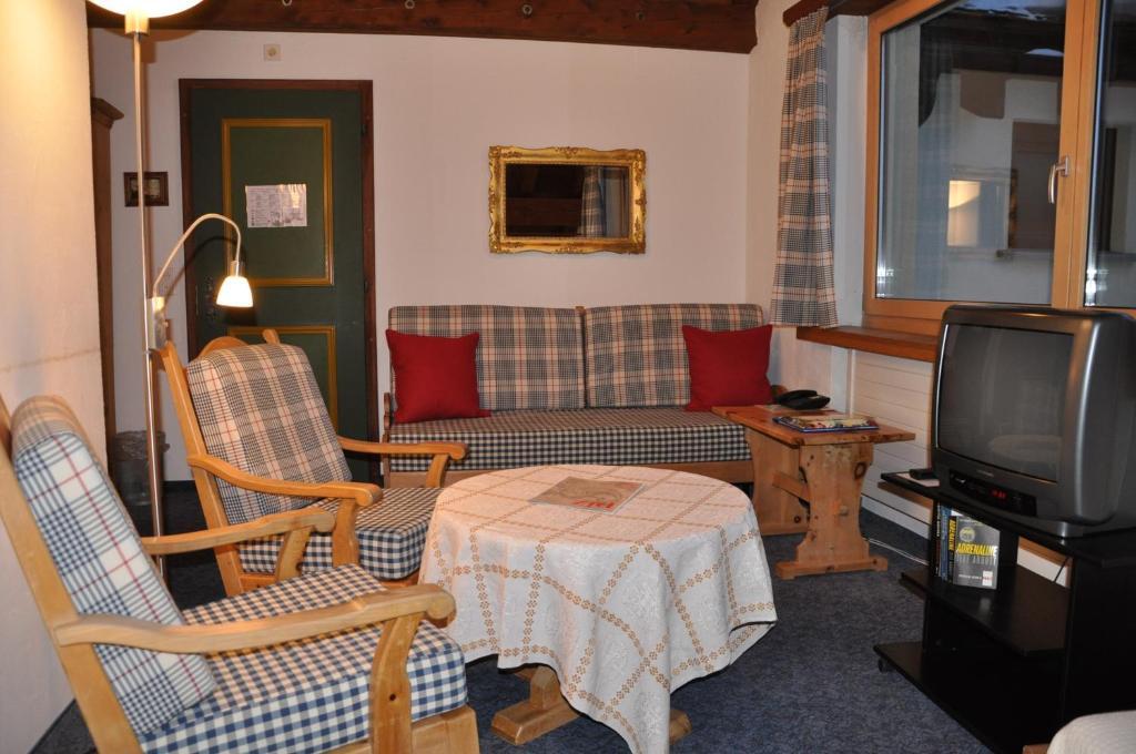 Ferienwohnungen Seraina Sils im Engadin Zimmer foto